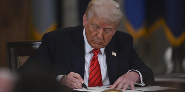 Trump, H1B çalışma vizelerine 100 bin dolarlık başvuru ücreti getirecek