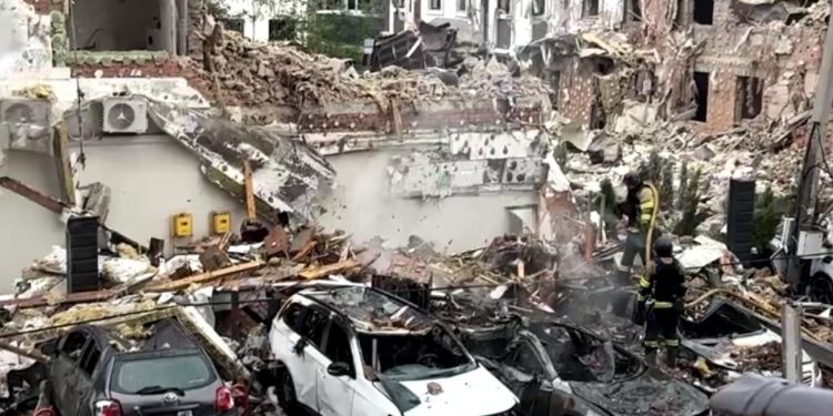 Zelenski, Rusya'nın hava saldırılarında 4 kişinin öldüğünü, 40 kişinin yaralandığını duyurdu