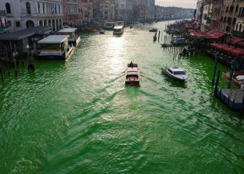 Venedik'te İngiliz turistlerle mücadele sürüyor: Kanala giren turist yasaklandı