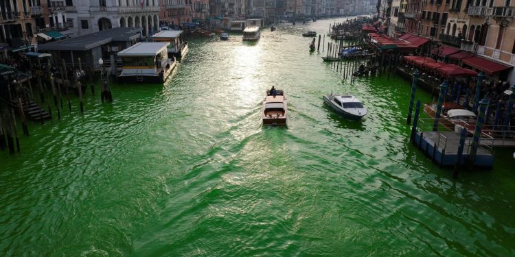 Venedik'te İngiliz turistlerle mücadele sürüyor: Kanala giren turist yasaklandı