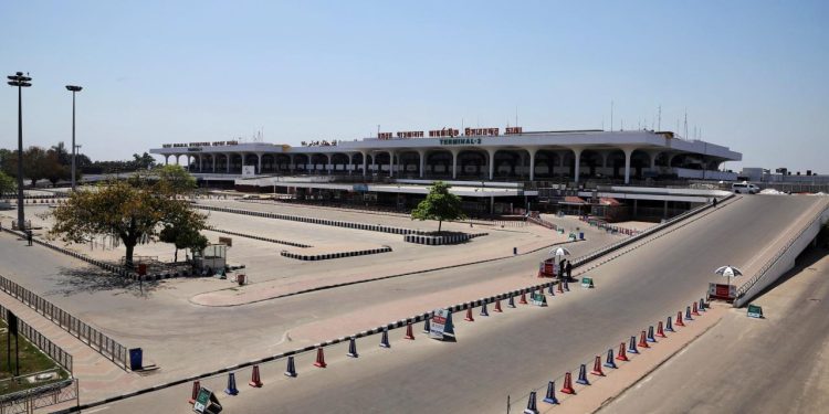 Dakka'daki uluslararası havalimanında yangın çıktı: Uçuşlar durduruldu