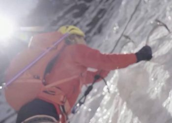 Bine yakın dağcı kar fırtınası nedeniyle Everest'te mahsur kaldı