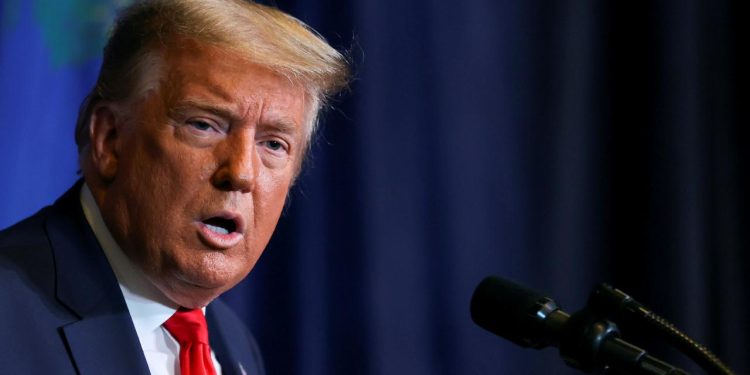 Trump, Kanada'ya uygulanan tarifeyi yüzde 10 artıracağını açıkladı