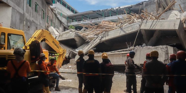 Endonezya'da okul binasının çökmesi sonucu hayatını kaybedenlerin sayısı 49'a çıktı