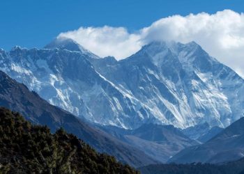 Everest Dağı'nın doğusundaki kar fırtınası nedeniyle 1 kişi hayatını kaybetti