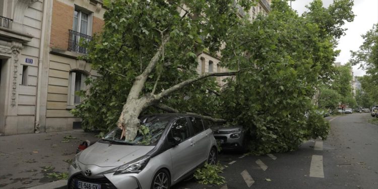 Fransa'da Benjamin Fırtınası nedeniyle başkentteki park ve bahçeler kapatıldı