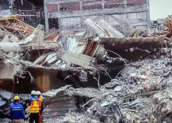 Endonezya'da okul binasının çökmesi sonucu hayatını kaybedenlerin sayısı 37'ye çıktı