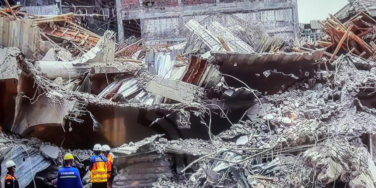 Endonezya'da okul binasının çökmesi sonucu hayatını kaybedenlerin sayısı 37'ye çıktı