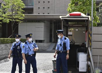Meteoroloji'ye kızdı polise saldırdı: İklimi kasıtlı olarak değiştiriyorlar