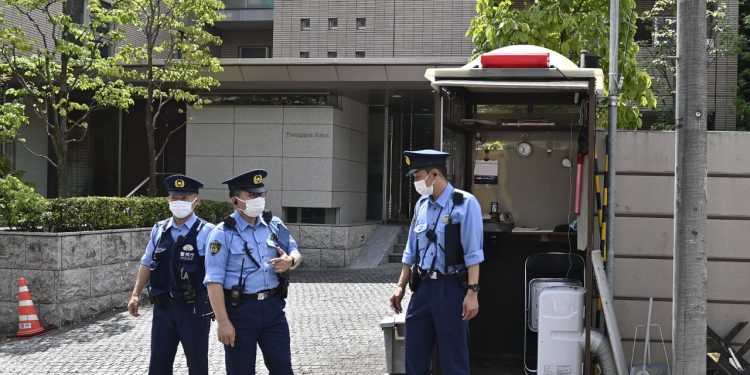 Meteoroloji'ye kızdı polise saldırdı: İklimi kasıtlı olarak değiştiriyorlar