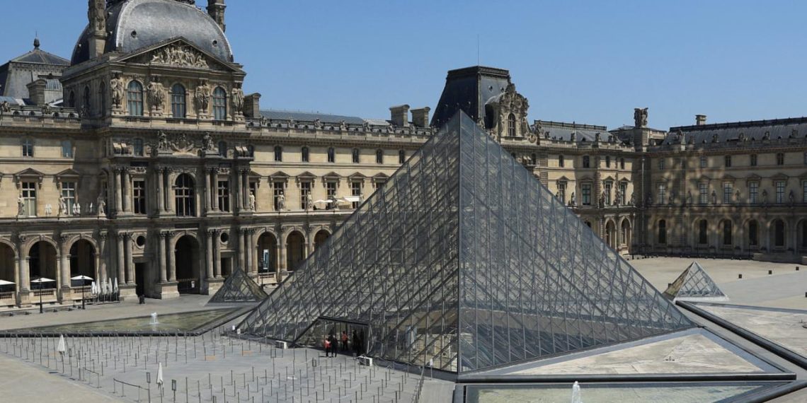 Fransa'da Louvre Müzesi'nden tarihi mücevherler çalındı