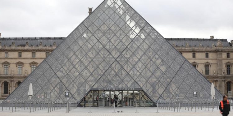 Louvre Müzesi'nde çalınan eserler henüz bulunamadı
