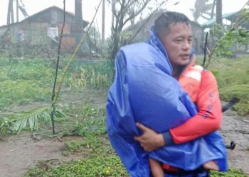 Filipinler'in doğusunda tropik fırtına nedeniyle binlerce kişi tahliye edildi