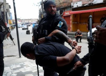 Brezilya'daki uyuşturucu operasyonunda 4'ü polis en az 60 kişi öldü