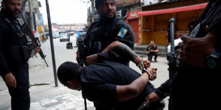 Brezilya'daki uyuşturucu operasyonunda 4'ü polis en az 60 kişi öldü