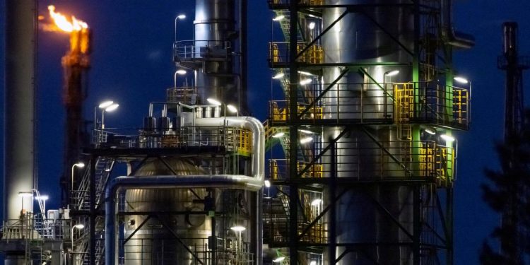 ABD, Rus petrol şirketleri Rosneft ve Lukoil'e yaptırım uygulama kararı aldı