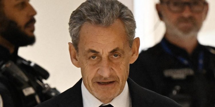 Fransa'da eski Cumhurbaşkanı Sarkozy'yi cezaevinde 2 polis koruyacak