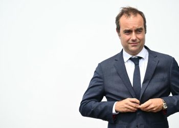 Fransa'da dün hükümeti kuran Başbakan bugün istifa etti