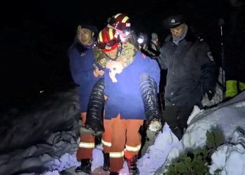 Everest'te mahsur kalan 1000'den fazla kişi kurtarıldı