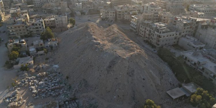 Şamda devrik Esed rejimi enkazlardan yapay dağ oluşturdu