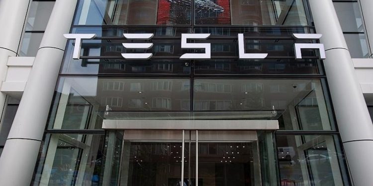 Elon Muskın siyasi tutumu Teslaya 1 milyondan fazla araç satışına mal oldu