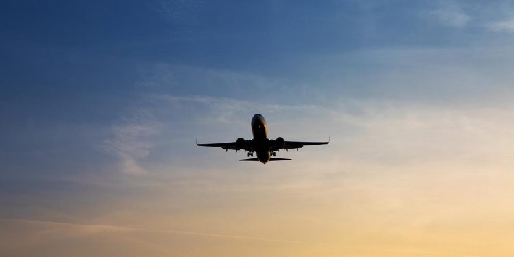 ABD'de yolcu uçağı, pilot ile kabin memurlarının iletişimindeki kesinti nedeniyle acil iniş yaptı