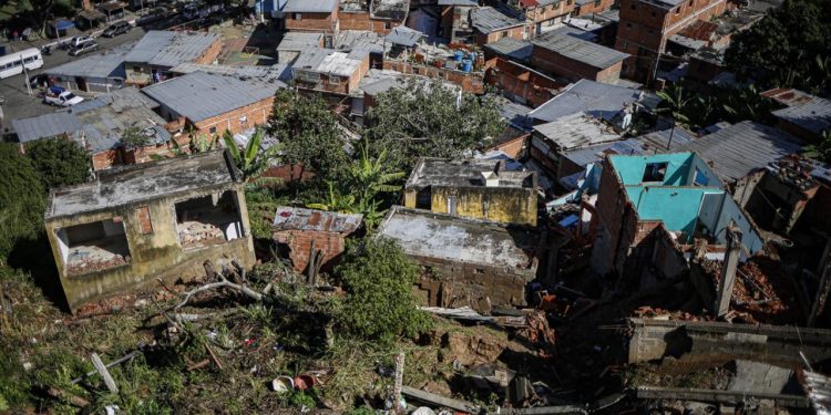 Venezuela'da şiddetli yağışlar sonucu altın madeni çöktü: 14 işçi hayatını kaybetti