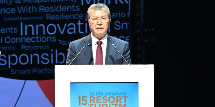 Üstel: Turistin adanın iki tarafına da özgürce gezmesi gerekmektedir