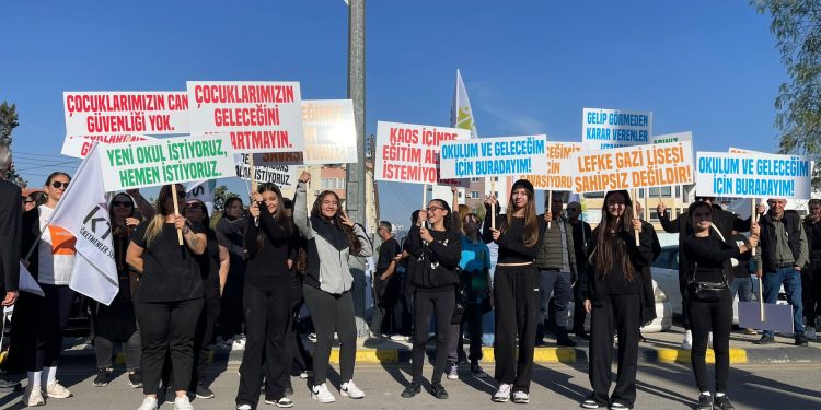 Lefke Gazi Lisesi velileri ve öğrencileri Başbakanlık önünde eylem yaptı