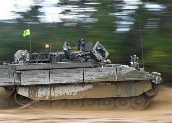 İngiltere ordusunun zırhlı araçları, askerleri hastanelik etti