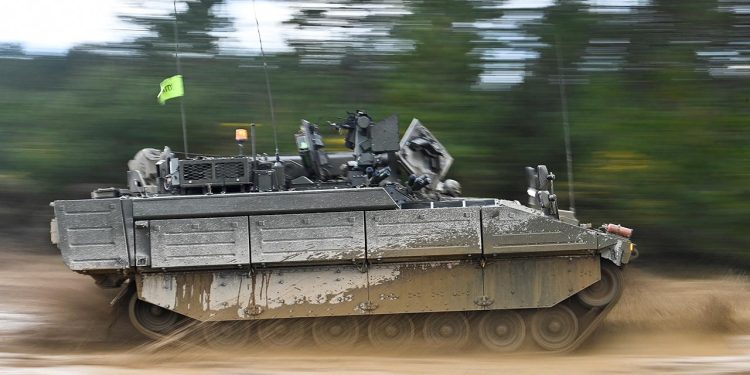 İngiltere ordusunun zırhlı araçları, askerleri hastanelik etti