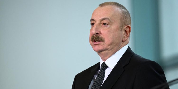 Aliyev'den, Gürcistan'da düşen askeri kargo uçağında yaşamını yitirenler için taziye mesajı