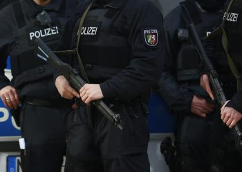 Almanya'da polis, 12 yaşındaki işitme engelli bir kızı silahla vurdu