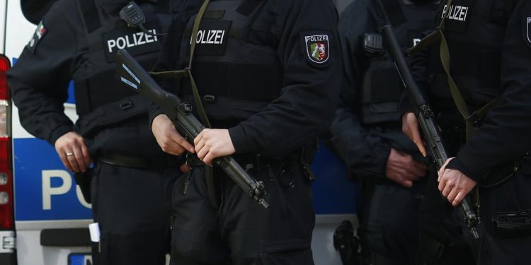 Almanya'da polis, 12 yaşındaki işitme engelli bir kızı silahla vurdu