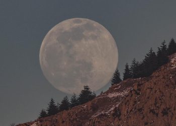 50 yıllık Ay kayasında tarihi sır: Ay'dan bile eski kalıntı bulundu