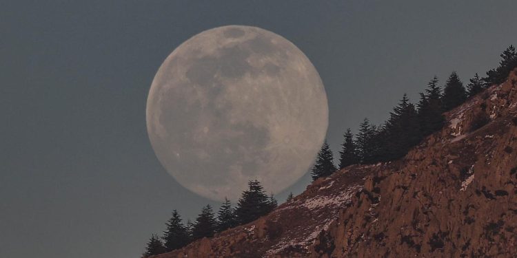 50 yıllık Ay kayasında tarihi sır: Ay'dan bile eski kalıntı bulundu