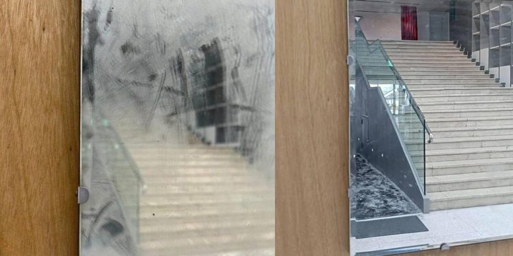 Tayvanda temizlik görevlisi sanat eserini "kirli ayna" sanıp sildi