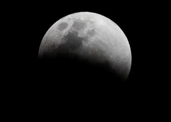 Çinli bilim insanları, Ay'dan gelen kaya ve toprak örneklerinde demir pası buldu