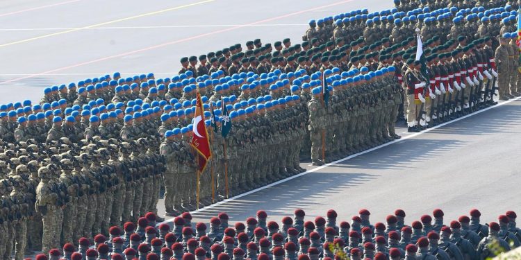 Azerbaycan, Karabağ Zaferi'nin 5. yılını askeri geçit töreniyle kutladı