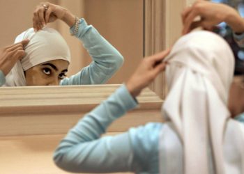 Fransız meclisindeki başörtülü ziyaretçilere gelen tepkiler, ülkedeki İslamofobi'yi gündeme getirdi