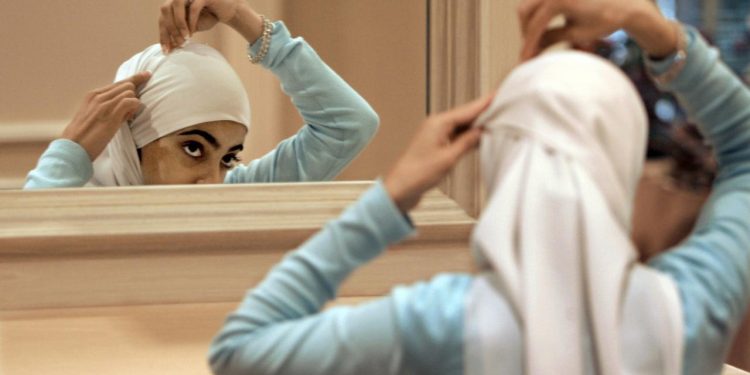 Fransız meclisindeki başörtülü ziyaretçilere gelen tepkiler, ülkedeki İslamofobi'yi gündeme getirdi