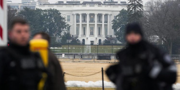 Beyaz Saray yakınlarında silahlı saldırı: 2 Ulusal Muhafız üyesi vuruldu