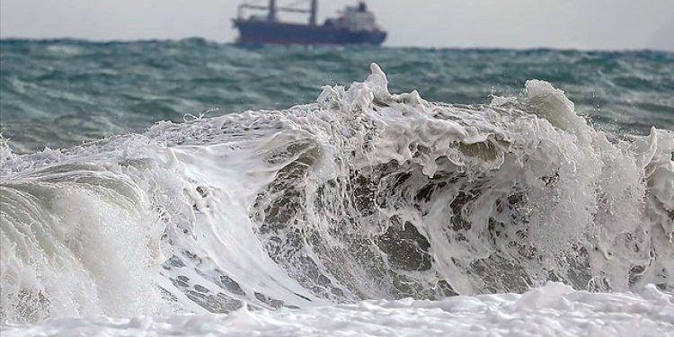 Japonyada 6,8 büyüklüğündeki depremin ardından hafif ölçekli tsunami meydana geldi