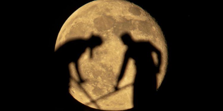 Ay'ın içinde ne var?