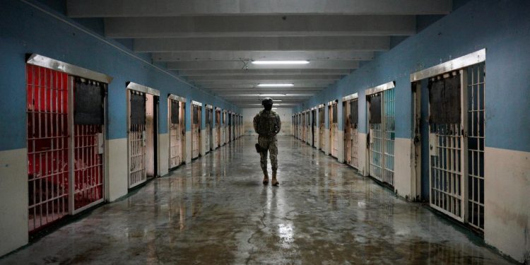 Ekvador'da bir cezaevinde 27 mahkum ölü bulundu