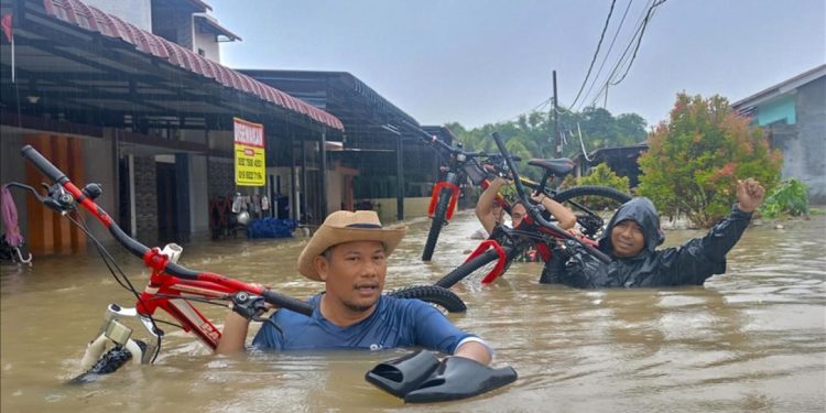 Endonezya'da şiddetli yağışların yol açtığı afetlerde ölenlerin sayısı 61'e yükseldi