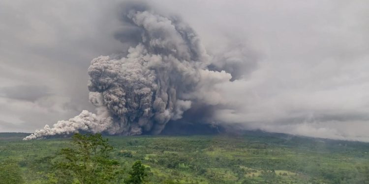 Endonezya'nın Semeru Yanardağı'nda mahsur kalan 178 dağcı kurtarıldı