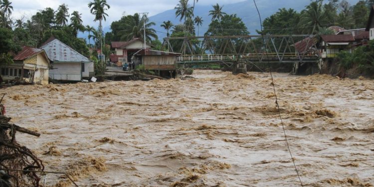 Endonezya'da şiddetli yağışların yol açtığı afetlerde ölenlerin sayısı 248'e yükseldi