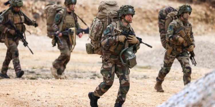 Fransa, 25 yıl sonra yeniden askerlik uygulamasına dönüyor