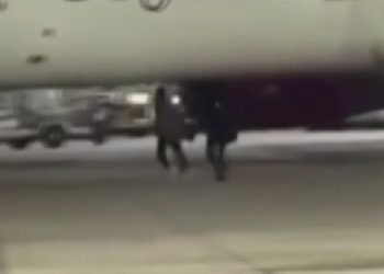 Almanya'da uçağı kaçıran yolcular piste koştu